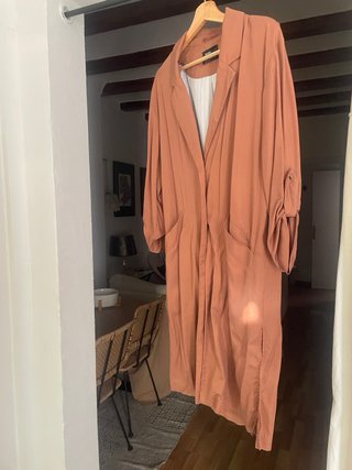 Gabardina / Trench largo Bershka marrón