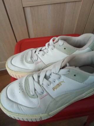 Zapatillas Puma Beige y Blancas