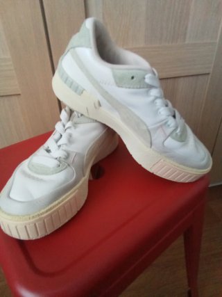 Zapatillas Puma Beige y Blancas