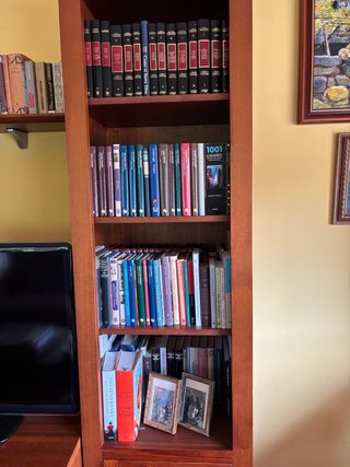 Estantería de madera marrón