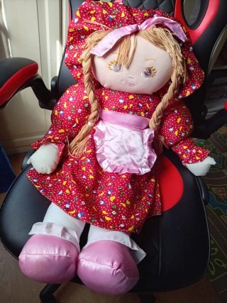 Muñeca  grande con vestido rojo