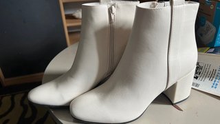 Botines polipiel blancos talla 39. Sin usar.
