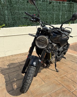 Husqvarna Svartpilen 125cc Negra
