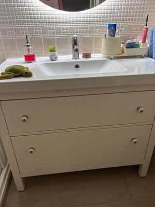 Lavabo con mueble y grifo incluido.
