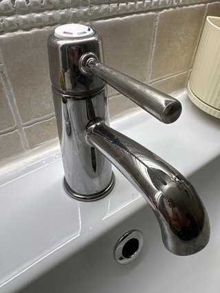 Lavabo con mueble y grifo incluido.