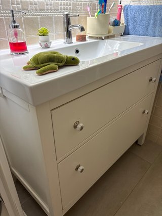 Lavabo con mueble y grifo incluido.