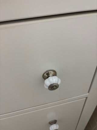 Lavabo con mueble y grifo incluido.