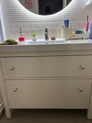 Lavabo con mueble y grifo incluido.