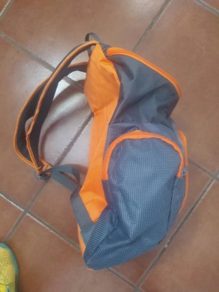 Mochila Basic Fit Gris y Naranja Nueva