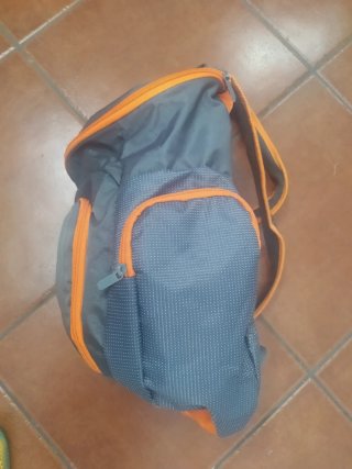 Mochila Basic Fit Gris y Naranja Nueva