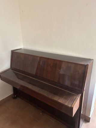 Piano de pared madera oscura