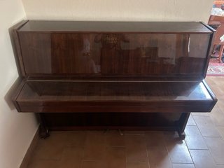 Piano de pared madera oscura