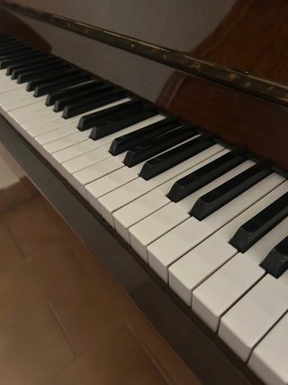 Piano de pared madera oscura