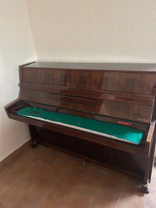 Piano de pared madera oscura