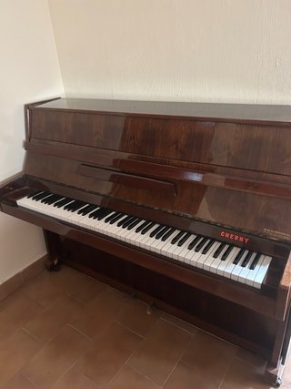 Piano de pared madera oscura