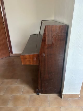 Piano de pared madera oscura