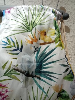 Mochila de tela con estampado de loros