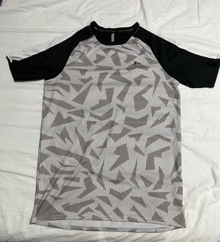 Camiseta deportiva gris y negra