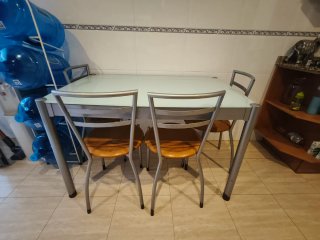 Mesa de cocina con 4 sillas