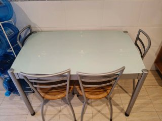 Mesa de cocina con 4 sillas