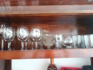 Vitrina de madera maciza con cristal. Color caoba.