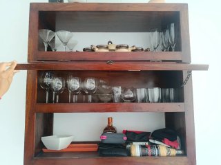 Vitrina de madera maciza con cristal. Color caoba.