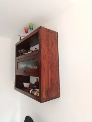 Vitrina de madera maciza con cristal. Color caoba.
