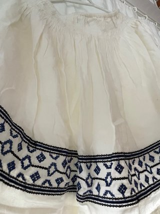 Falda blanca bordada azul con cintura elástica