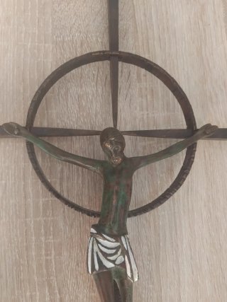 Crucifijo de metal con círculo