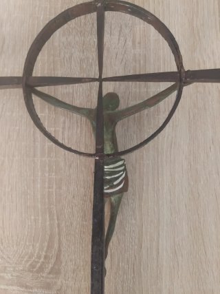 Crucifijo de metal con círculo
