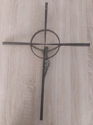 Crucifijo de metal con círculo