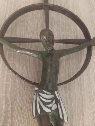 Crucifijo de metal con círculo