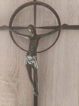 Crucifijo de metal con círculo