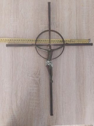 Crucifijo de metal con círculo