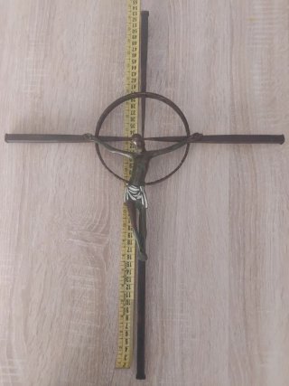 Crucifijo de metal con círculo