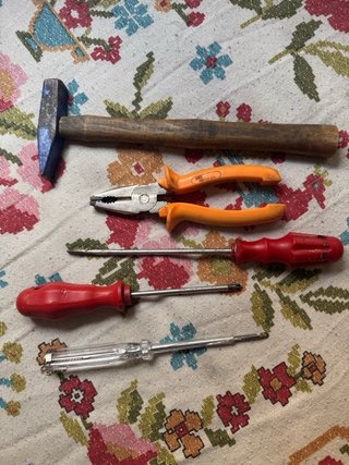 Herramientas: Martillo, alicates y destornilladore