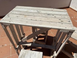 Conjunto mesas altas y taburetes madera
