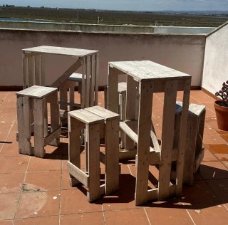 Conjunto mesas altas y taburetes madera