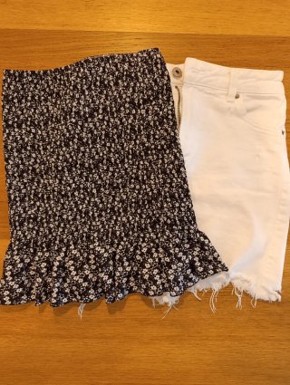 Falda corta estampada floral i tejana blanca