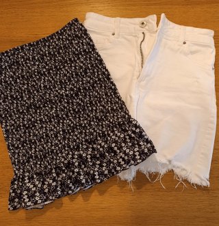 Falda corta estampada floral i tejana blanca