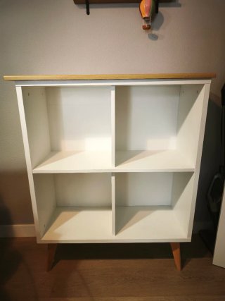 Estantería blanca y madera