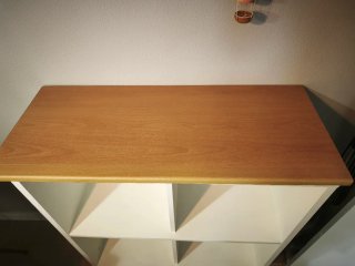 Estantería blanca y madera