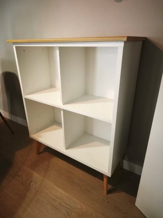 Estantería blanca y madera