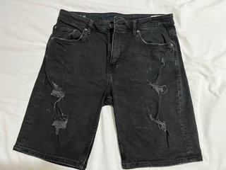 Pantalón corto vaquero desgarrado negro