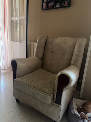 Sillón beige con detalles en madera