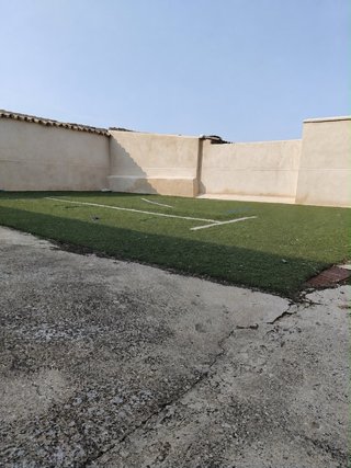 Piscina desmontable rectangular y césped