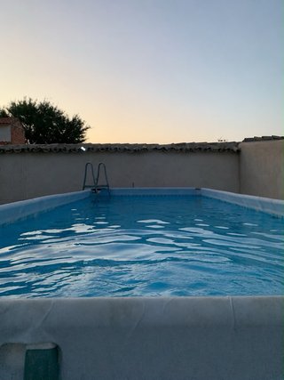 Piscina desmontable rectangular y césped