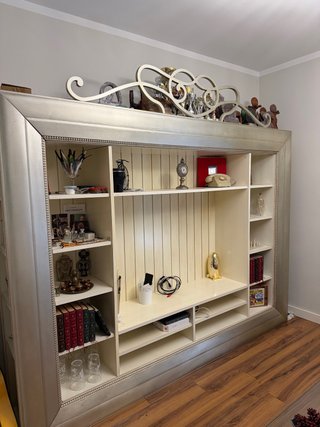 Mueble de salón beige y dorado