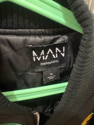 Chaqueta Bomber BoohooMAN Negra y Amarilla