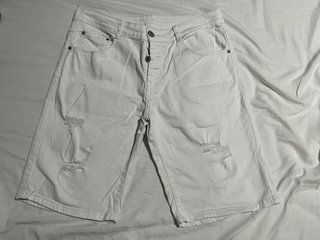 Pantalón corto vaquero blanco desgarrado